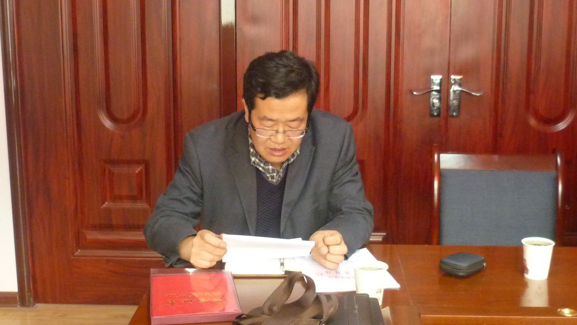 龙泉寺镇初级中学华校长在做管理经验介绍
