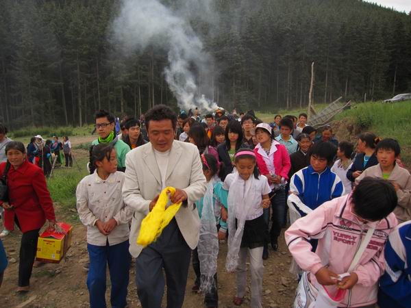 伊甸志工与我校师生缓步来带寺院