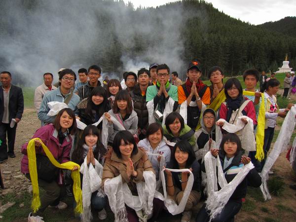 手捧洁白的哈达 