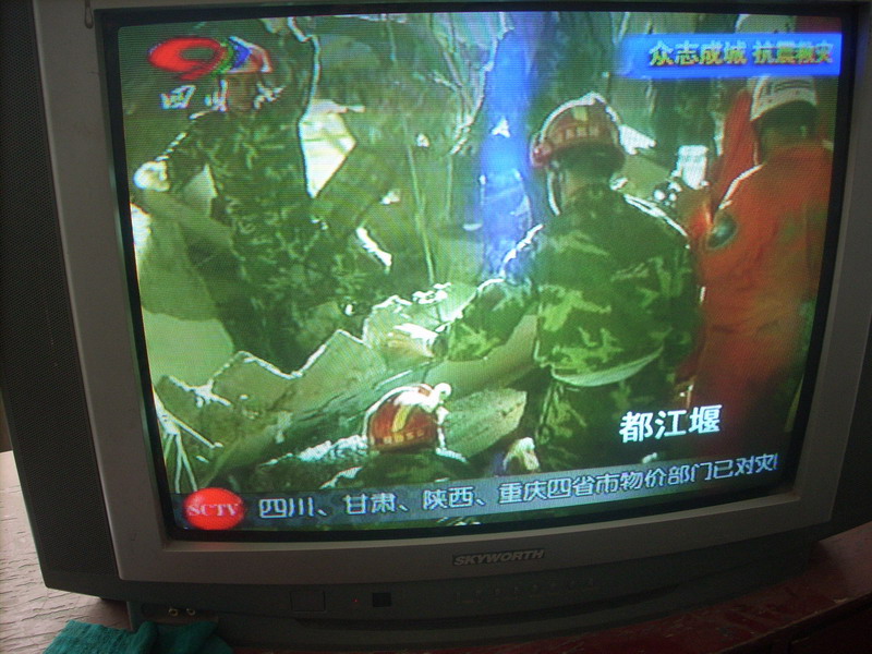 救援人员成功解救出被困群众