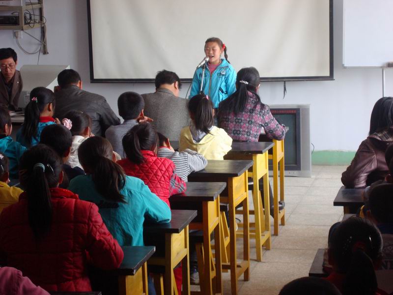 邢倩同学在演讲