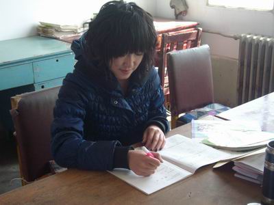 她工作非常认真