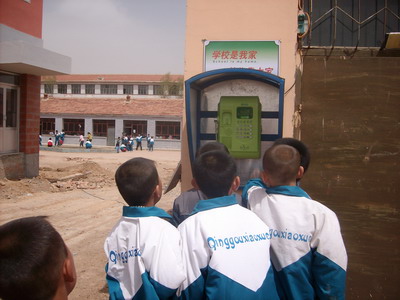 同学们用校讯通打电话