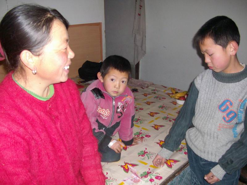 孩子把资助款交给妈妈
