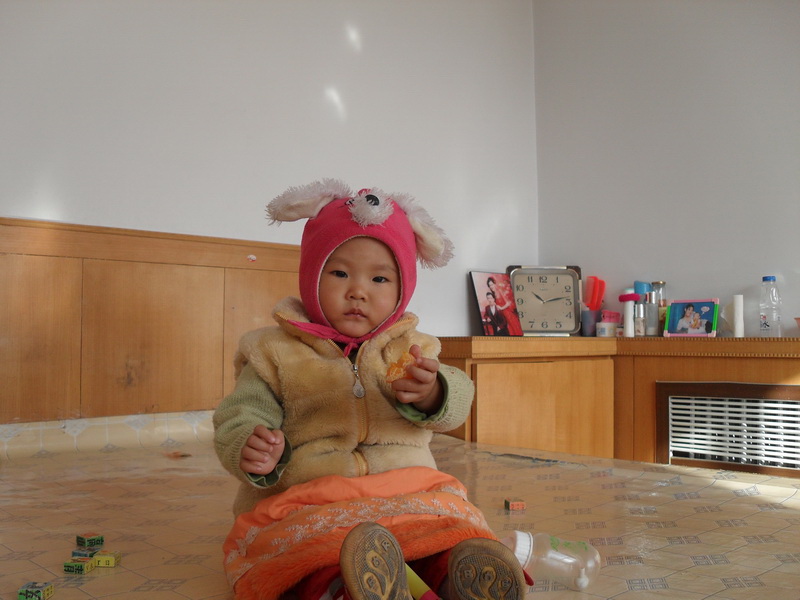 向我们这边爬过来小侄女