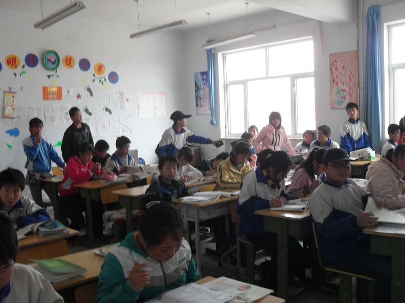 老师不在，班里乱成一团