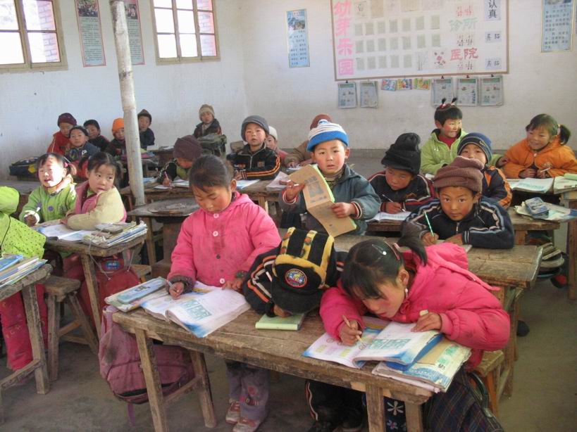低年级的孩子在上课 低年级的孩子在上课